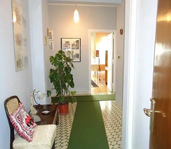 Downtown Deluxe Bed & Breakfast 4*