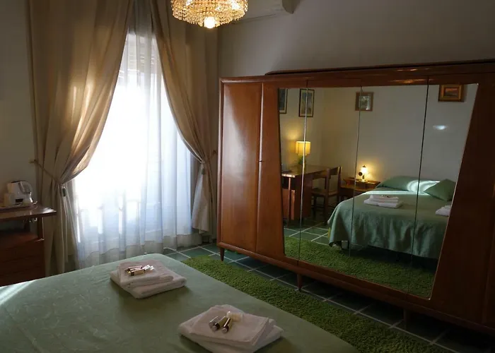 Downtown Deluxe Bed & Breakfast 4*